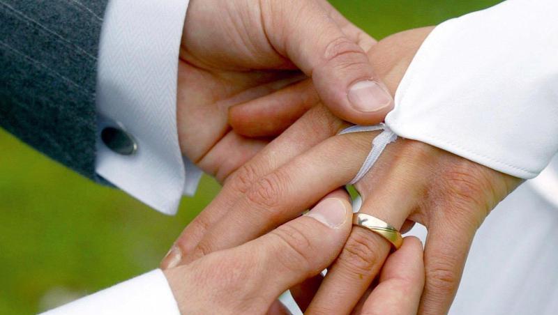 Bei der Trauung streift der Bräutigam der Braut einen Ehering über den Ringfinger. Foto: Andreas Lander/dpa-Zentralbild/dpa/Archivbild Bei der Trauung streift der Bräutigam der Braut einen Ehering über den Ringfinger. Foto: Andreas Lander/dpa-Zentralbild/dpa/Archivbild
