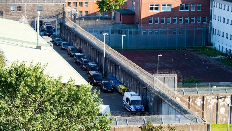 Ein Großeinsatz der Polizei ist auf dem Gelände der JVA Lübeck angelaufen. Ein Großeinsatz der Polizei ist auf dem Gelände der JVA Lübeck angelaufen.