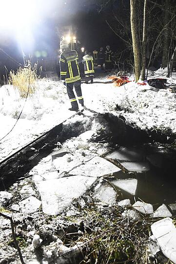 Eine Reiterin war am Montagnachmittag mit der Stute Shakira ausgeritten und dann nahe der Mündung in den Staudhamer See mit dem Tier in das Eis eines zufließenden Baches eingebrochen.