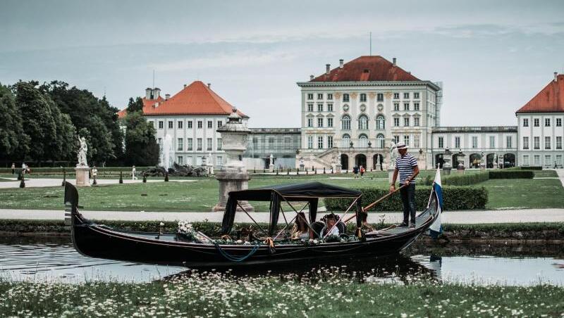 Eine Gondel ist vor dem Nymphenburger Schloss.