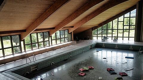 Ein ehemaliges Schwimmbecken, in dem unter anderem alte Kissen und ein Wasserball liegen. Früher war das Charm-Hotel im Bayerischen Wald bei Bischofsmais ein Vier-Sterne-Wellnesshotel gewesen. Die hohen Energiekosten hätten 2016 dem Hotel das Genick gebrochen, heißt es in "Lost Places in Bayern".