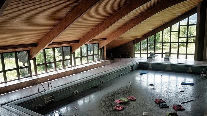 Ein ehemaliges Schwimmbecken, in dem unter anderem alte Kissen und ein Wasserball liegen. Früher war das Charm-Hotel im Bayerischen Wald bei Bischofsmais ein Vier-Sterne-Wellnesshotel gewesen. Die hohen Energiekosten hätten 2016 dem Hotel das Genick gebrochen, heißt es in "Lost Places in Bayern".