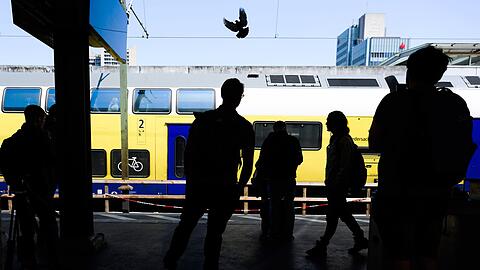 Fahrgäste stehen am Hauptbahnhof Hannover.