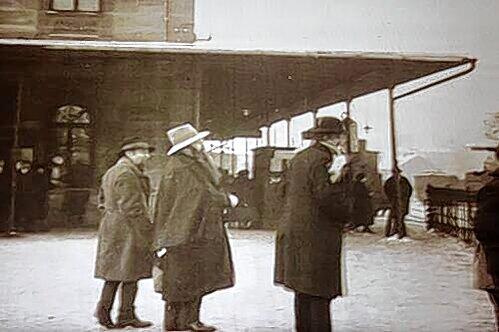 Wartende am früheren Bahnhof Plärrer.