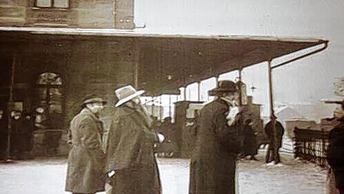 Wartende am früheren Bahnhof Plärrer. Wartende am früheren Bahnhof Plärrer.