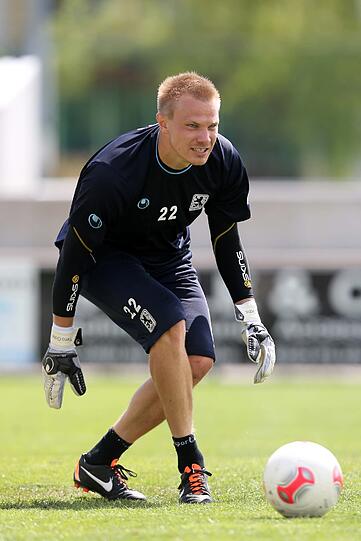 Timo Ochs pirscht sich ran an den Ball...