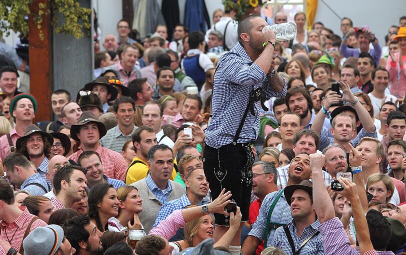 Der Besucherandrang ist enorm, die Stimmung ist mehr als ausgelassen. Die Impressionen vom ersten Wiesn-Tag.