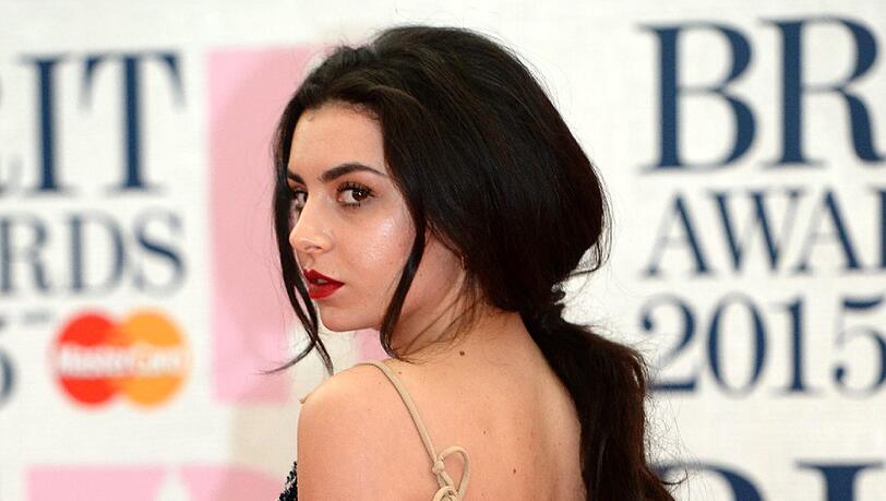 Das Kleid kann die Rundungen kaum bändigen: Sängerin Charli XCX Das Kleid kann die Rundungen kaum bändigen: Sängerin Charli XCX