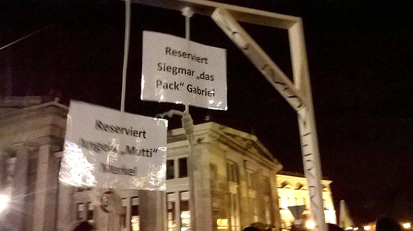 Teilnehmer der Pegida-Demo in Dresden halten einen gebastelten Galgen hoch. Die Bastler können sich auf drastische Strafen gefasst machen.