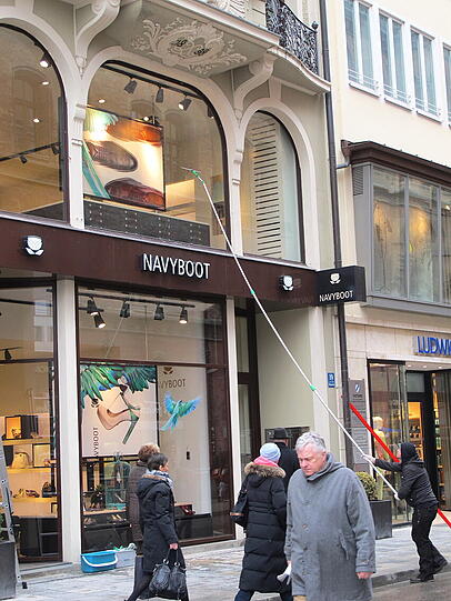 Diesen "artistischen" Fensterputzer hat AZ-Leser Djordje Matkovic in der Dienerstraße fotografiert.