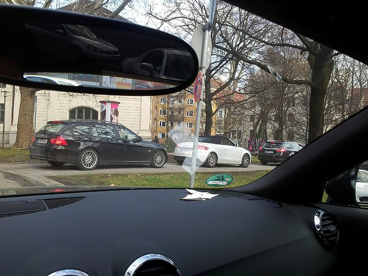 Die Wagen schlängeln sich über eine Seitenstraße und...
