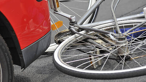 Die Frau wurde vom Auto erfasst, als es gerade abbiegen wollte. (Symbolbild)