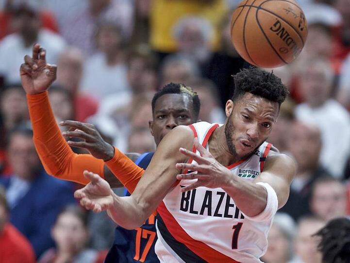 Oklahomas Dennis Schröder hat gegen Portlands Evan Turner das Nachsehen. Foto. Craig Mitchelldyer/AP