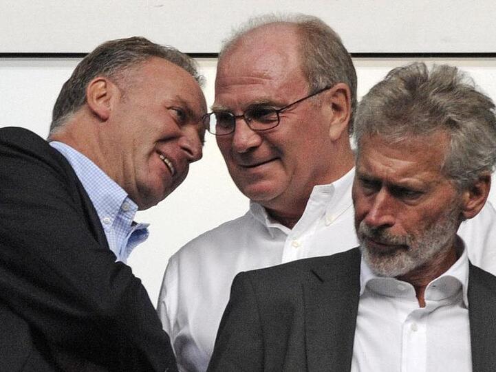 Der Vorstandsvorsitzende vom FC Bayern München, Karl-Heinz Rummenigge (l-r), Manager Uli Hoeneß und Paul Breitner. Foto: Marcus Brandt/Archiv