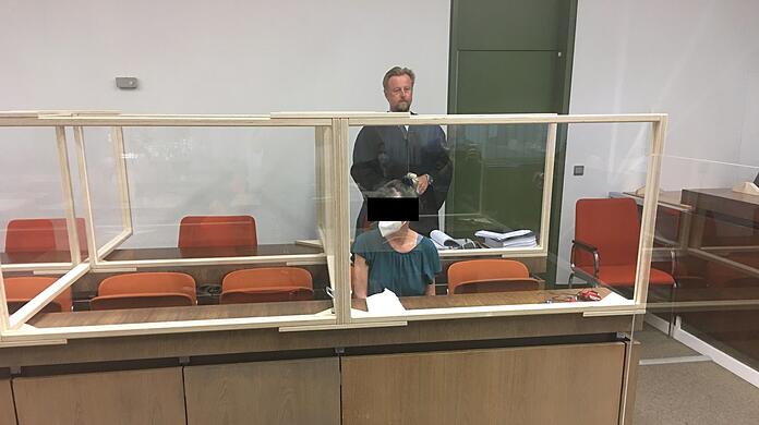 Die Betrügerin beim Prozessauftakt.