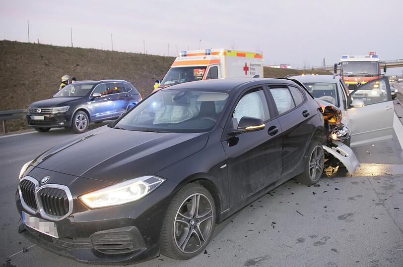 Die Feuerwehr Dorfen und die Autobahnmeisterei Ampfing mussten die  Fahrbahn in Richtung München für etwa zwei  Stunden komplett sperren.