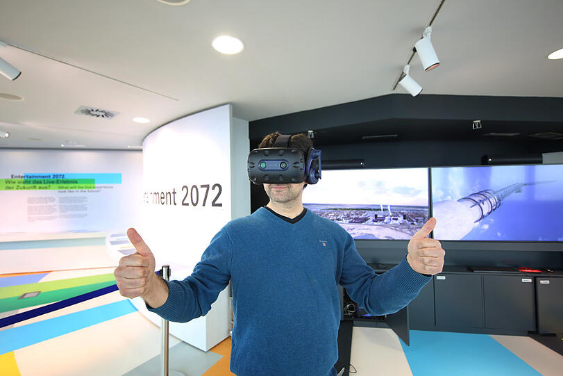Im Olympiaturm lässt sich per VR-Brille in die Zukunft blicken.