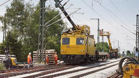 Der Umbau der Hochspannungs-Infrastruktur ist aufwendig und dauert fast länger, als Schotter aufzuschütten sowie Gleise und Schwellen zu setzen.