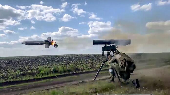 Ein russischer Soldat feuert in der Ukraine eine Panzerabwehrlenkwaffe ab. Das Bild wurde vom Pressedienst des russischen Verteidigungsministeriums veröffentlicht.