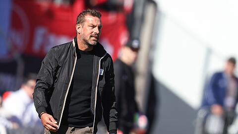 Der Nürnberger Trainer Markus Weinzierl steht am Spielfeldrand.