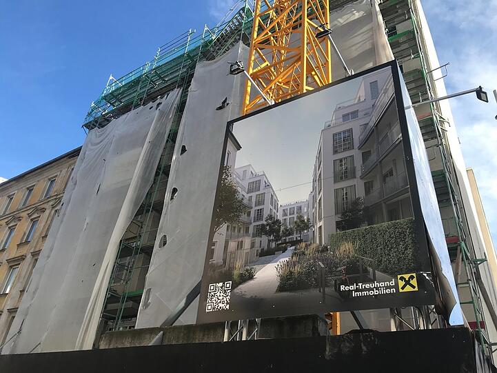Fünf Jahre nach dem Abriss des alten Ensembles, im Februar 2024, ist der Neubau der Real Treuhand an der Türkenstraße 54/52 noch immer nicht fertig. Ab der Straße ist die Baustelle eingerüstet, neues Leben ist noch nicht eingekehrt.