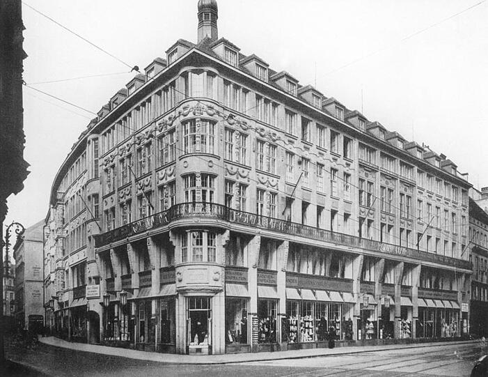 Am heutigen Marienplatz, genauer in der Kaufingerstraße 2, stand einst das Kaufhaus Roman Mayr, hier eine Ansicht von 1928.