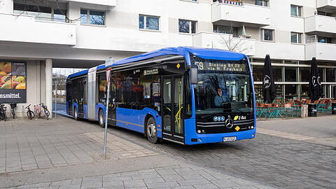 Ein Gelenkbus am Ackermannbogen: Auf den Linien 130 und 190 wird mit Gelenkbussen die Kapazität erhöht.