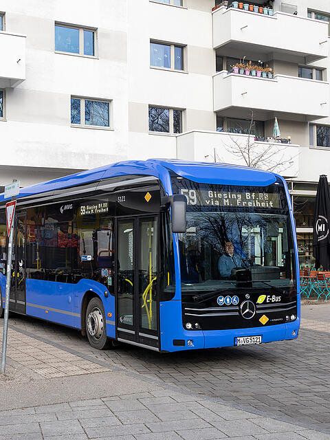 Ein Gelenkbus am Ackermannbogen: Auf den Linien 130 und 190 wird mit Gelenkbussen die Kapazit&auml;t erh&ouml;ht.