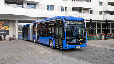 Ein Gelenkbus am Ackermannbogen: Auf den Linien 130 und 190 wird mit Gelenkbussen die Kapazität erhöht.