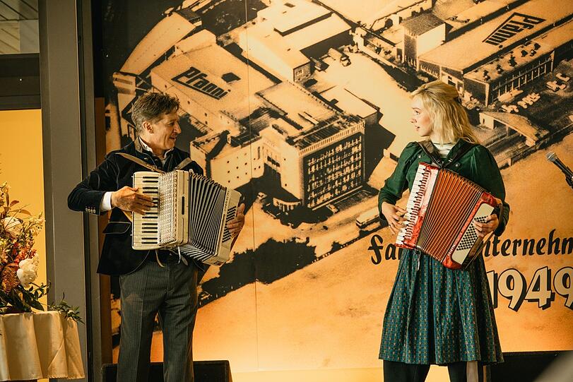 Linda Bierwirth (Jule Hermann) liefert sich ein Akkordeon-Battle mit ihrem Patenonkel Theo Meinhardt (Tobias Moretti). Linda Bierwirth (Jule Hermann) liefert sich ein Akkordeon-Battle mit ihrem Patenonkel Theo Meinhardt (Tobias Moretti).
