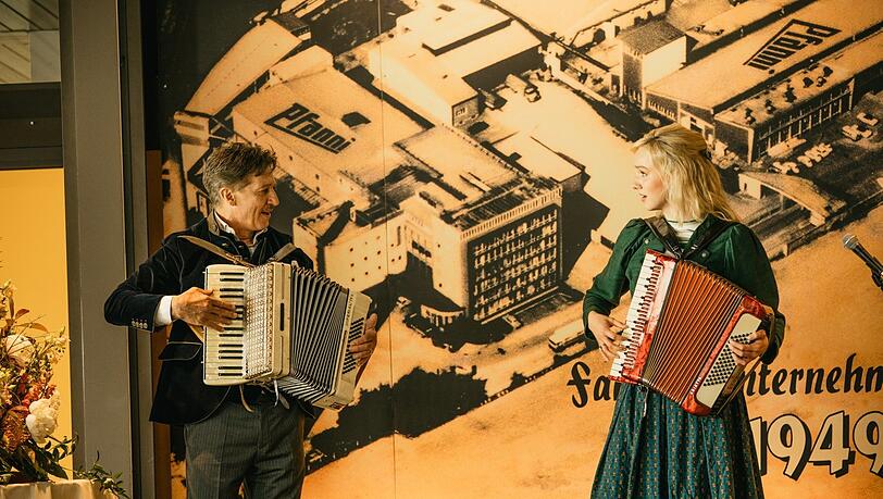 Linda Bierwirth (Jule Hermann) liefert sich ein Akkordeon-Battle mit ihrem Patenonkel Theo Meinhardt (Tobias Moretti). Linda Bierwirth (Jule Hermann) liefert sich ein Akkordeon-Battle mit ihrem Patenonkel Theo Meinhardt (Tobias Moretti).