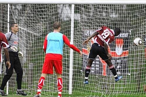 Das Tor für den Club. Aber, auch wenn es so aussieht, Isaac Boakye (r.) war nicht der Schütze sondern Andreas Wolf (nicht im Bild). Egal, der Sieg war im Kasten.