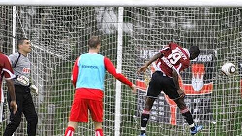Das Tor für den Club. Aber, auch wenn es so aussieht, Isaac Boakye (r.) war nicht der Schütze sondern Andreas Wolf (nicht im Bild). Egal, der Sieg war im Kasten. Das Tor für den Club. Aber, auch wenn es so aussieht, Isaac Boakye (r.) war nicht der Schütze sondern Andreas Wolf (nicht im Bild). Egal, der Sieg war im Kasten.