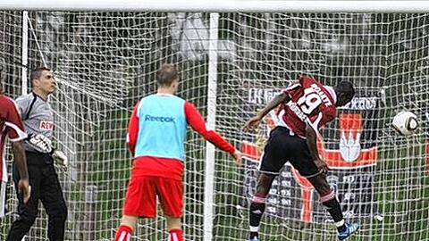 Das Tor für den Club. Aber, auch wenn es so aussieht, Isaac Boakye (r.) war nicht der Schütze sondern Andreas Wolf (nicht im Bild). Egal, der Sieg war im Kasten.
