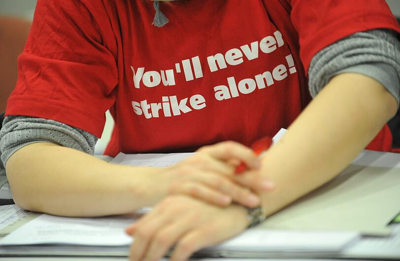 Menschen tragen sich Donnerstag (08.03.2012) im DGB-Haus in München (Oberbayern) in Streiklisten ein. Kindergärten, Krankenhäuser, Gemeindeverwaltungen - in vielen Bereichen legten Beschäftigte in Bayern die Arbeit nieder.