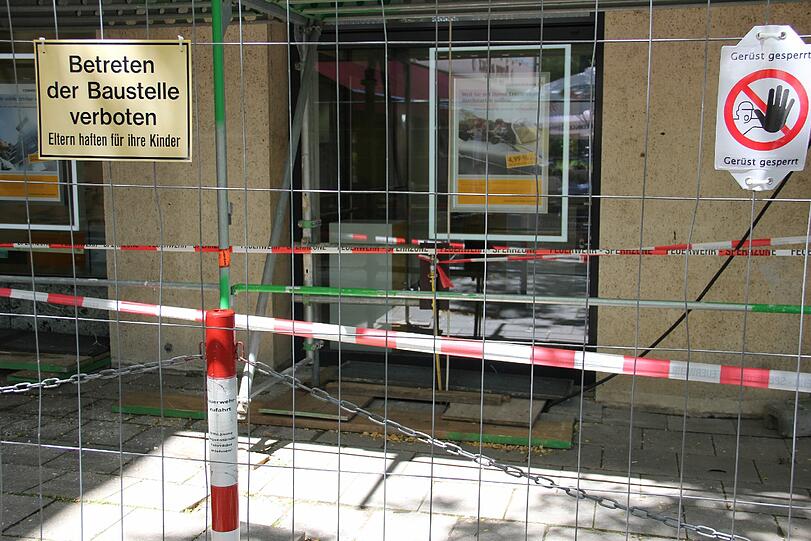 Die Unfallstelle: Der Schacht ist jetzt mit Brettern abgedeckt. Außerdem schützt ein Bauzaun vor der Gefahr.