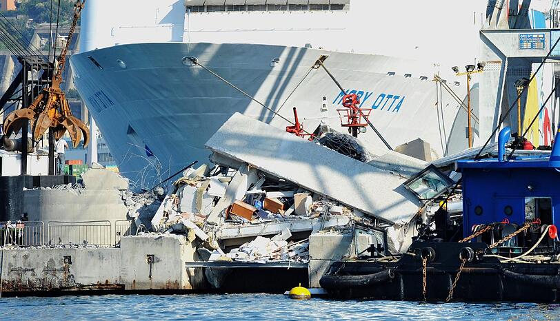 Der zusammenprall der "Jolly Nero" mit dem 54 Meter hohen Kontrollturm riss mindestens sieben Menschen in den Tod. Drei Hafenmitarbeiter werden noch vermisst.