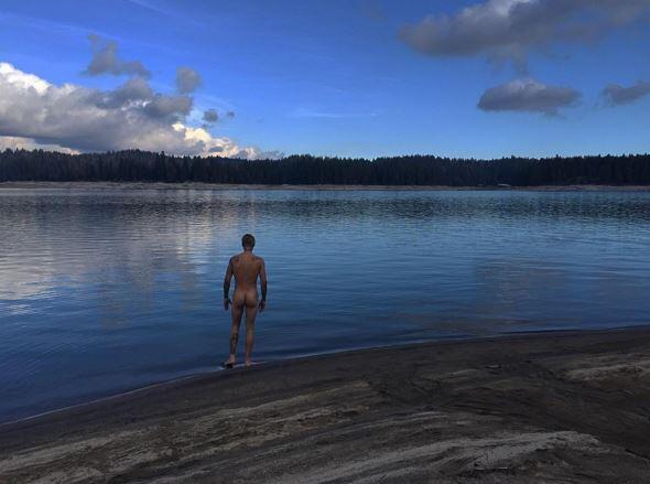 Dieses Foto postete Justin Bieber unter dem Hashtag "nakedinnature".