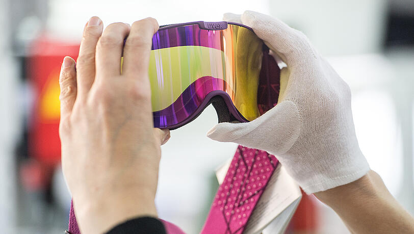 Auch bei Skibrillen wird zwischen fünf Tönungsstufen beziehungsweise Blendschutzkategorien unterschieden. Je höher die Tönungsstufe, desto mehr schützt das Glas vor Blendungen. Auch bei Skibrillen wird zwischen fünf Tönungsstufen beziehungsweise Blendschutzkategorien unterschieden. Je höher die Tönungsstufe, desto mehr schützt das Glas vor Blendungen.