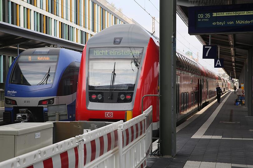Für rund 15 Millionen Euro hat die Bahn 140 Meter lange Bahnsteigdächer errichtet. Die Beleuchtung und die Lautsprecheranlage wurden erneuert.
