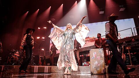 Glitzer trifft Country: Weltstar Kylie Minogue bei ihrer "Golden"-Welttournee. (Archivbild)