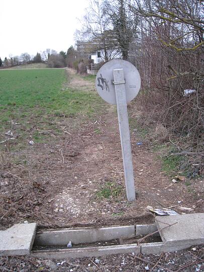 Neben dem nach Darstellung der Beamten "wilden" Bahnübergang.