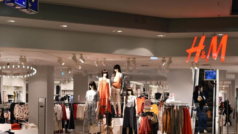 Eine H&M-Filiale in einem Einkaufszentrum. Eine H&M-Filiale in einem Einkaufszentrum.