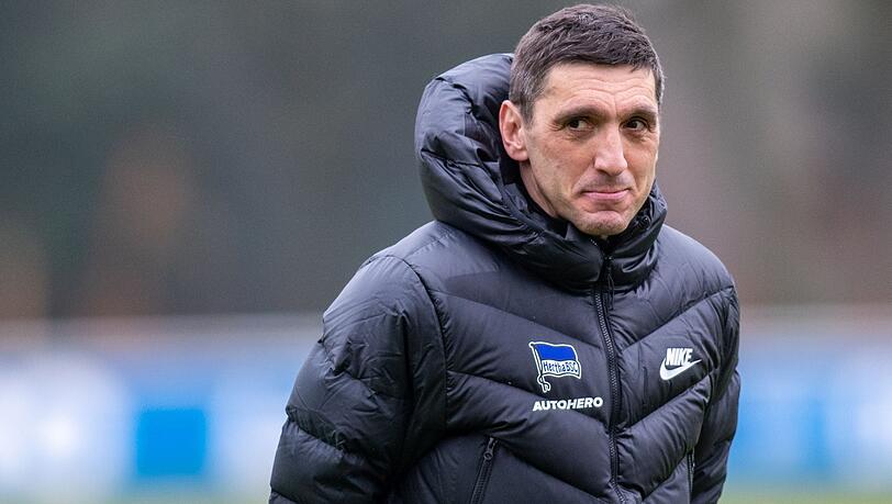 Trainer Tayfun Korkut kommt zum Training von Hertha BSC.
