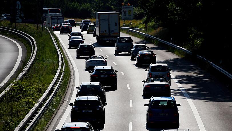 Die EU-Kommission will eine jährliche Pflichtuntersuchung für ältere Autos. (Archivbild)