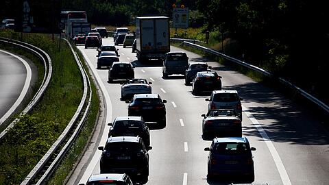 Die EU-Kommission will eine jährliche Pflichtuntersuchung für ältere Autos. (Archivbild)