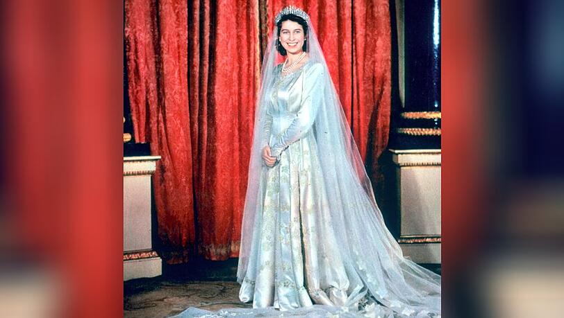 Auch das Hochzeitskleid von Queen Elizabeth II. ist Teil der Ausstellung.