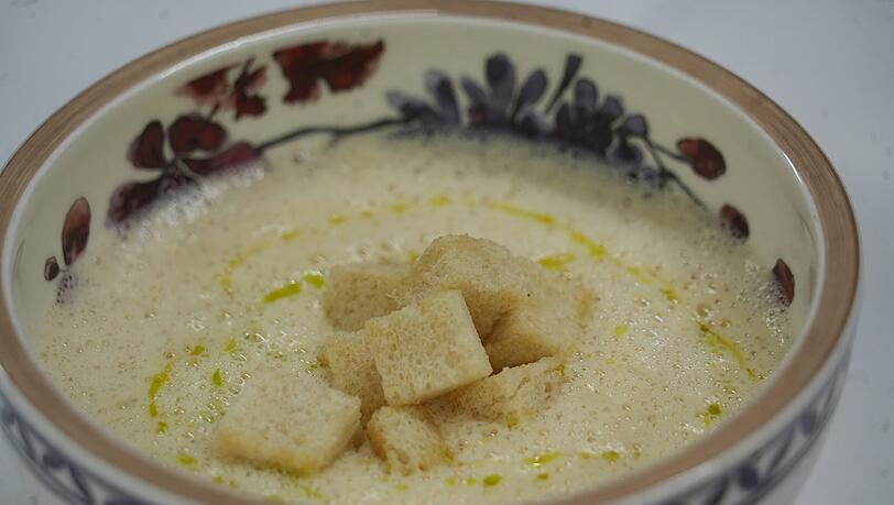 Zweiter Gang: Cremiges Selleries&uuml;ppchen mit Schnittlauch-&Ouml;l und Buttercroutons