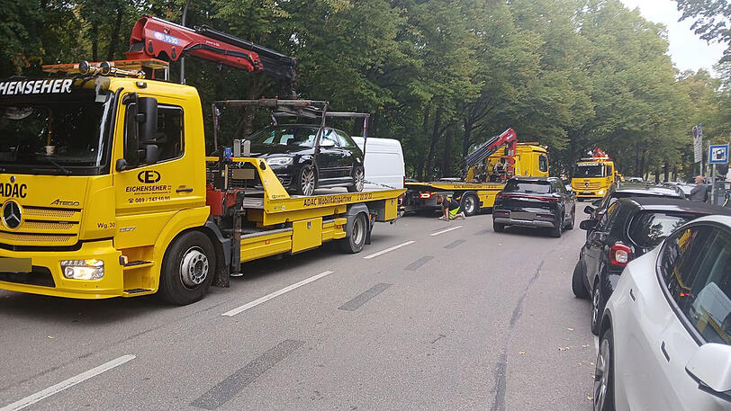Am Sonntagnachmittag waren im Umfeld der Theresienwiese jede Menge Abschleppwagen im Einsatz. Am Sonntagnachmittag waren im Umfeld der Theresienwiese jede Menge Abschleppwagen im Einsatz.