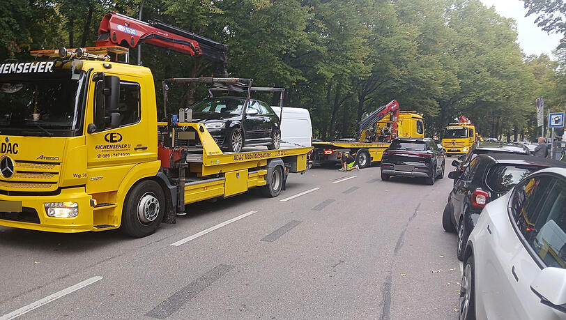 Am Sonntagnachmittag waren im Umfeld der Theresienwiese jede Menge Abschleppwagen im Einsatz.